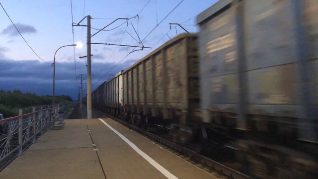 Электровоз ВЛ10-1416 с грузовым поездом проходит о.п. 2680 км. смотреть онлайн