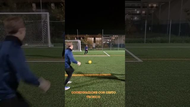 PICCOLI PORTIERI CRESCONO. ALLENARE COORDINAZIONE E PRESE. смотреть онлайн