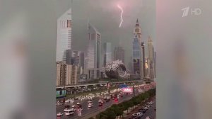 Дубай затопило после мощных ливней