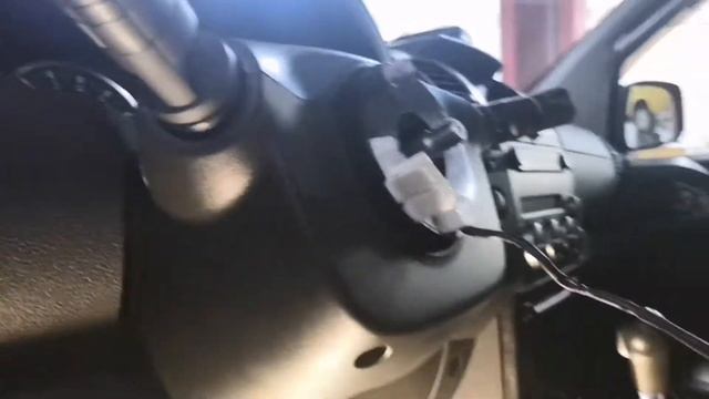 Снять подушку безопасности водителя, снять руль, заменить шлейф SRS, airbag на Nissan Pathfinder. смотреть онлайн