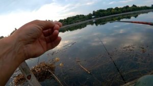 Ловля карася утром с лодки.