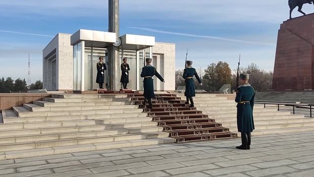 Смена Почетного караула. Площадь Ала-Тоо, Бишкек, Киргизия / Changing of the Honor Guard, Bishkek смотреть онлайн