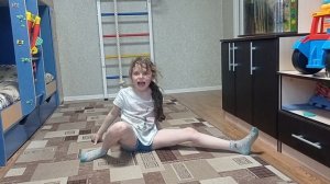 Алиса учится садится на шпагат 7 вторая часть
