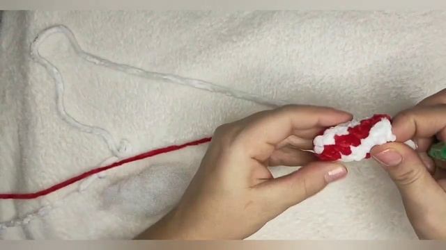 #diy новогодние поделки Игрушка на ёлку крючком из плюшевой пряжи. леденец крючком. смотреть онлайн