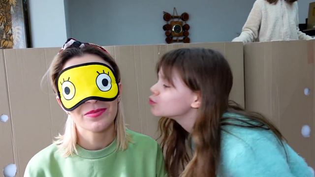 Ghici dupa PARTILE CORPULUI #2 - Mami o ghiceste pe Jasmina смотреть онлайн