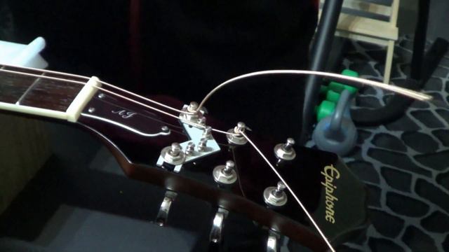 Restringing Epiphone AJ220S Guitar Fitted with String Butler | Edwin-E смотреть онлайн