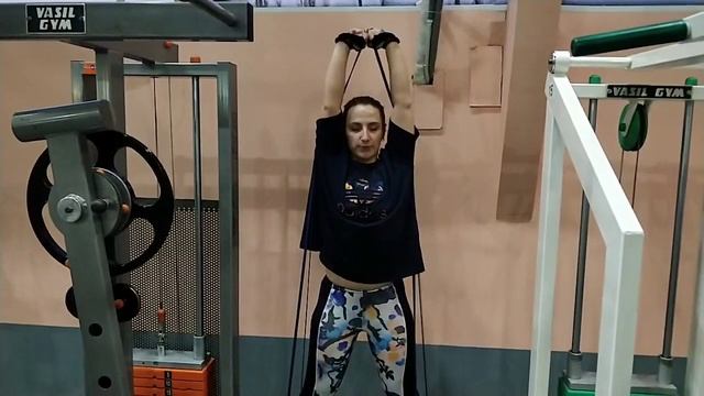 Вот так резиной можно заменить жим гантелей или штанги не ново , но действенно 4х25 смотреть онлайн