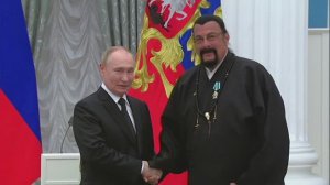 Стивен Сигал получил награду от Владимира Путина и заявил о войне добра со злом