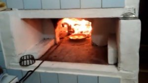 Как пекут лепешки в русской печи.