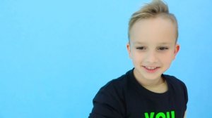 Влад и Никита становятся сильными с помощью надувной полосы препятствий