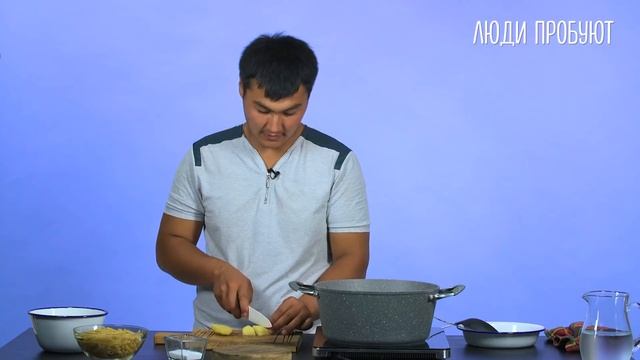 Мехроч из Таджикистана готовит плов из макарон смотреть онлайн