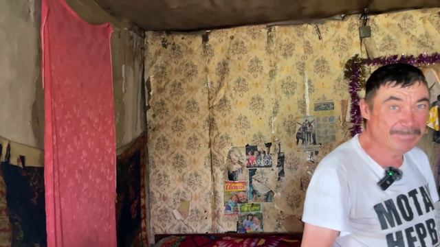 Как живёт ЕДИНСТВЕННЫЙ ЖИТЕЛЬ в заброшенной деревне? смотреть онлайн