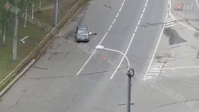 Машина укатилась сама через 4 полосы и врезалась в бордюр 2018 смотреть онлайн