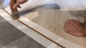 Укладка керамогранита 600x300 в прихожей.Стыковка плитки и ламината через пробковый компенсатор.