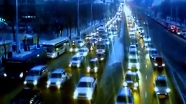 Владивосток 10.12.13г.-утренний поток машин от ф-ки Заря,в сторону центра. смотреть онлайн