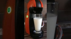 Приготовление капучино в капсульной кофемашине NESCAFÉ DOLCE GUSTO.