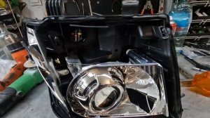Nissan Pathfinder меняем штатный рефлекторный ксенон на бидиодные двухчиповые линзы Aozoom A4 BI-LE
