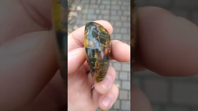 Souvenir Piece Of Green Baltic Amber. Сувенирный кусок балтийского янтаря зелёных оттенков.