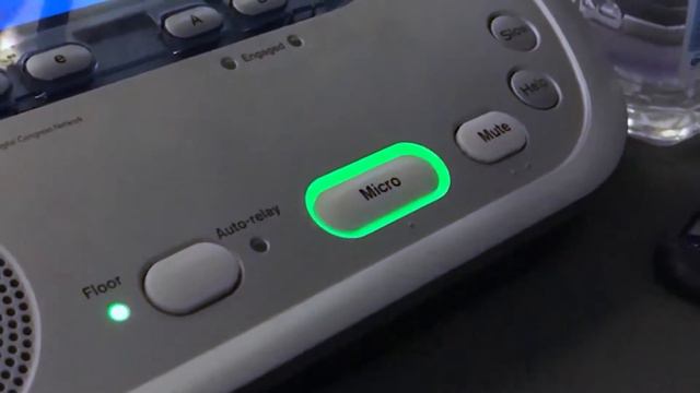 Bosch DCN-IDESK, mic switches on spontaneously смотреть онлайн