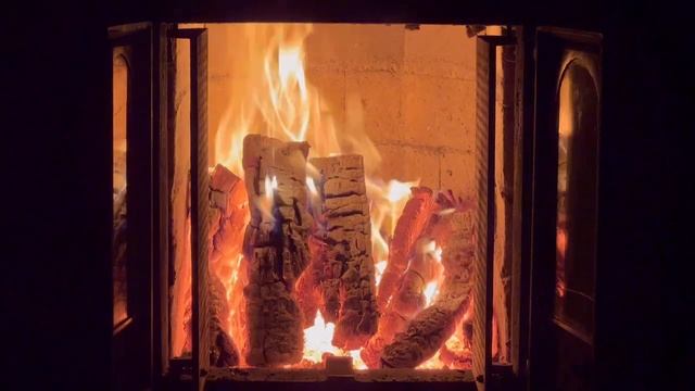?Чрезвычайно расслабляющий КАМИН с потрескивающими звуками огня смотреть онлайн
