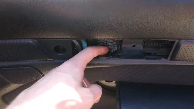 Не открываются двери изнутри Audi A6 C4 Как снять обшивку? смотреть онлайн