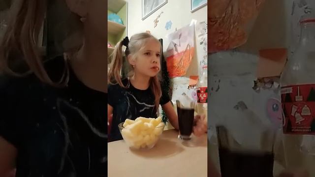 Что я ем когда смотрю фильм(сухарики,кока кола) смотреть онлайн