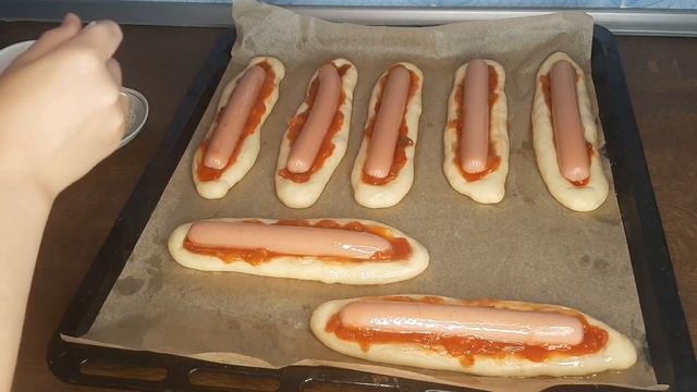 Необычный вариант сосиски в тесте / Рецепт в духовке из дрожжевого теста смотреть онлайн