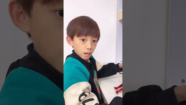 爸爸被妈妈说丑emo了，深夜发伤痛文案，却被孩子们安慰的更难受了【四小只吖】