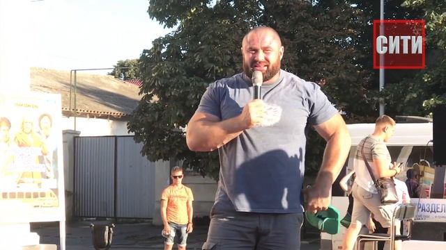 Экстрим-шоу в Измаиле: лопнувшая грелка, забитый рукой гвоздь и согнутая сковородка смотреть онлайн