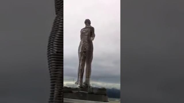 Памятник мужчине и женщине в Грузии смотреть онлайн