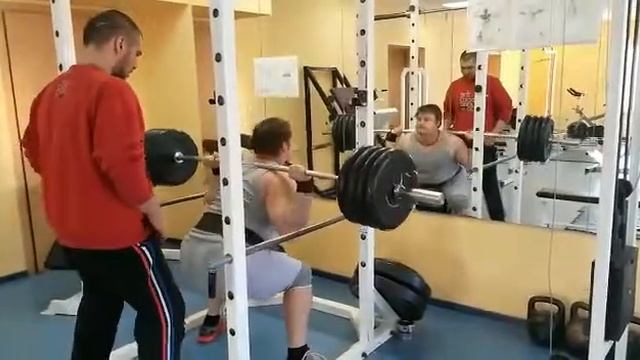 Тренировка в зале ( присед со штангой ) смотреть онлайн
