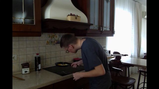[Mr. Кулинар] Первый раз готовлю яичницу! смотреть онлайн