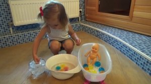 Выращиваем большие шары орбиз купаем куклу ванной с Орбиз Growing in the water b