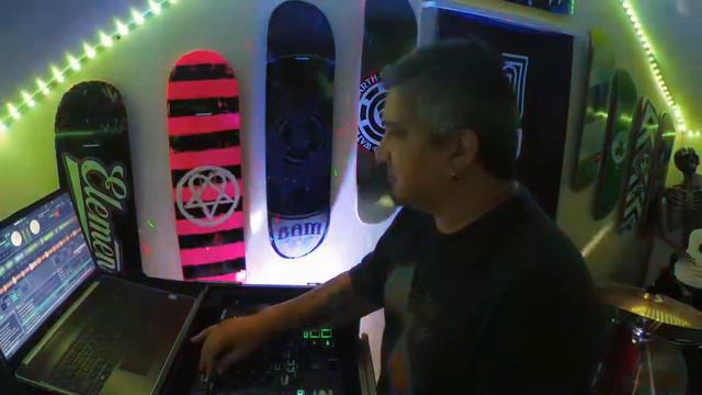 Mikey J - Coheed And Cambria vs Nelly Furtado - Feathers vs Maneater смотреть онлайн