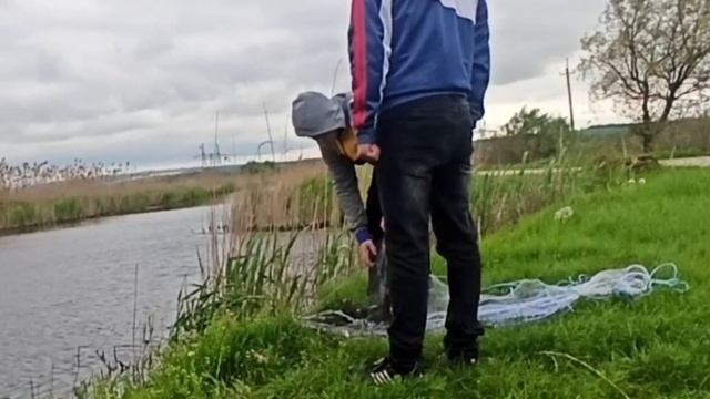 рыбалка на кастинговую сеть (часть1) смотреть онлайн