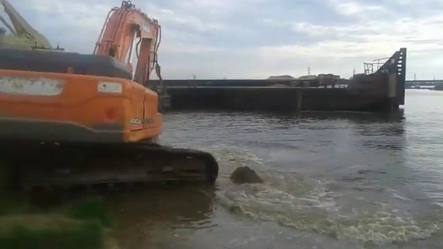 Перегрузка песка с барж смотреть онлайн
