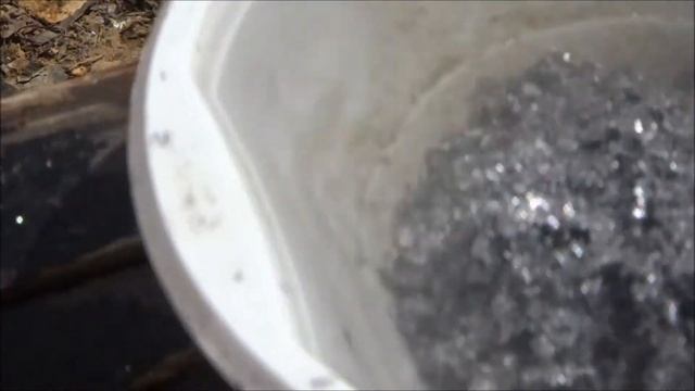Расплавленный металл в Чашку с водой. What will happen if molten lead is poured into the water? смотреть онлайн