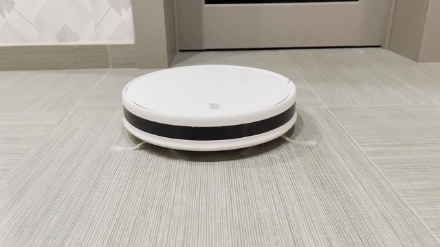 Робот-пылесос Xiaomi Mi Robot пылесосит комнату SKV4136G смотреть онлайн