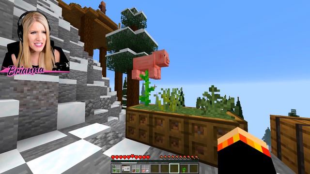 I Found a SECRET Rainbow Minecraft Sky Base! смотреть онлайн