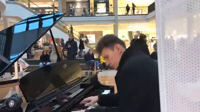 Парень классно играет на рояле смотреть онлайн