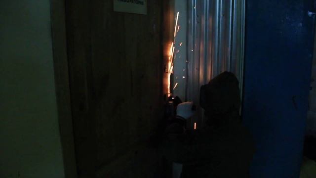 Срезаем замок с помощью аккумуляторной УШМ смотреть онлайн