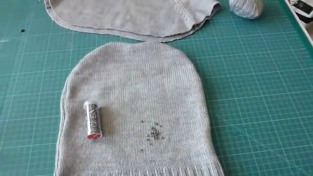 Шапка и манишка из свитера своими руками.mp4 смотреть онлайн