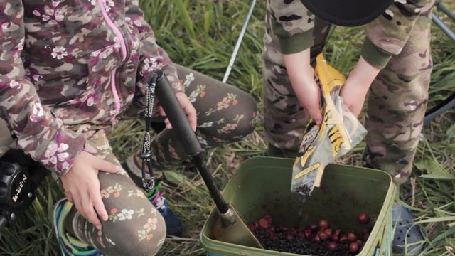 Детская рыбалка | Маленькие карпятники ловят огромных пузатых карпов смотреть онлайн