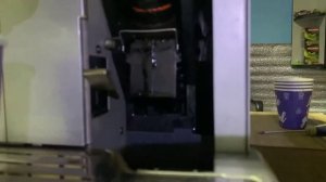 Saeco Aulika вода в контейнере отходов. Вода под заварным блоком.