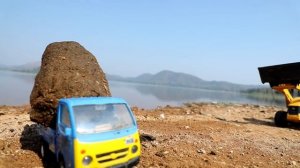 Машинки возят навоз, удобряют землю