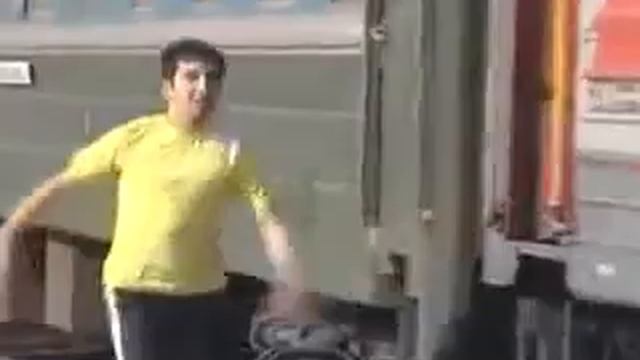 Смешной чудик отстал от поезда смотреть онлайн