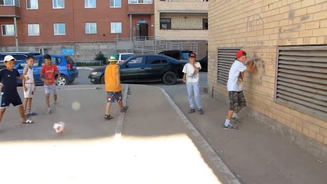 штрафной удар, футбол во дворе, пробить пенальти, попасть по воротам, пенальти, удары по воротам, смотреть онлайн