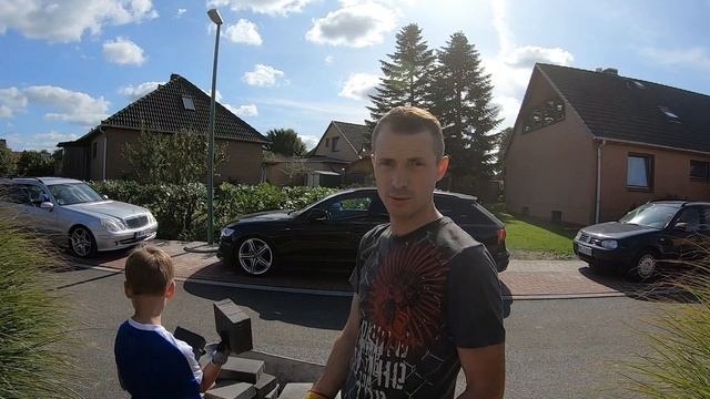 УКЛАДКА БРУСЧАТКИ СВОИМИ РУКАМИ ПОМОГАЮ БРАТУ смотреть онлайн