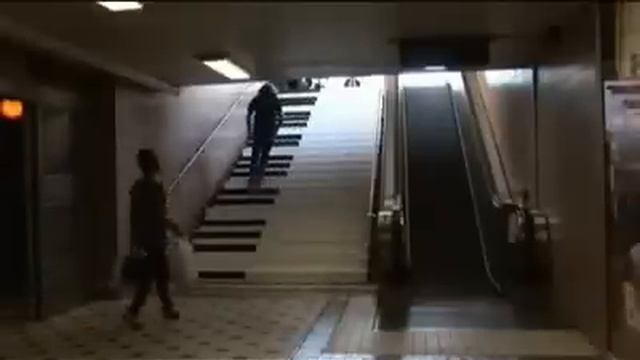 Как можно помочь забыть про эскалатор? смотреть онлайн