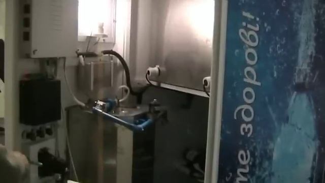 Автомат по продаже и очистке воды на выставке.mpg
